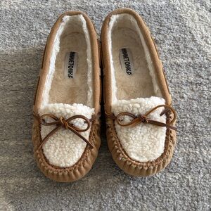 Minnetonka Tan and Cream Moccasin Slippers